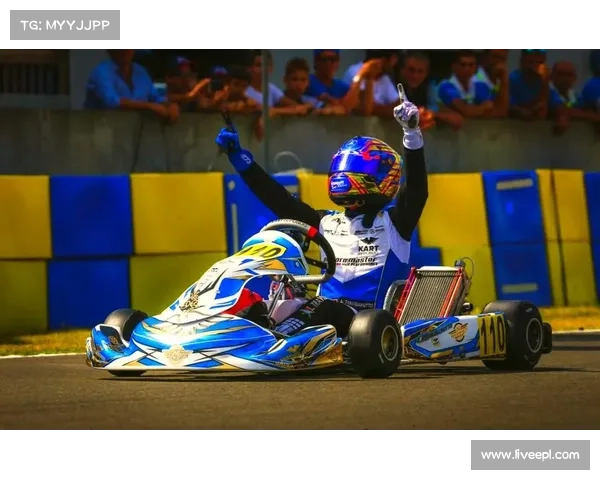 安东内利化名参赛卡丁车赛,惊艳全场后遭车迷围堵合影 安东内利化名参赛卡丁车赛,惊艳全场后遭车迷围堵合影